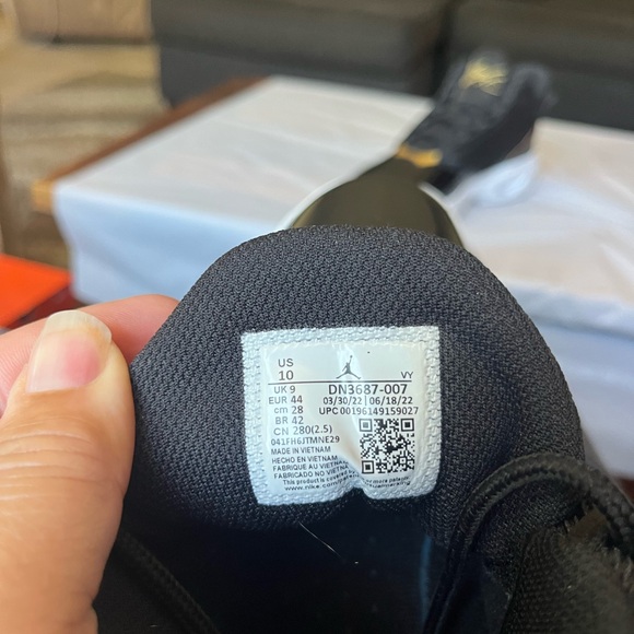 Jordan Max Aura 4 black/gold - Picture 7 of 7